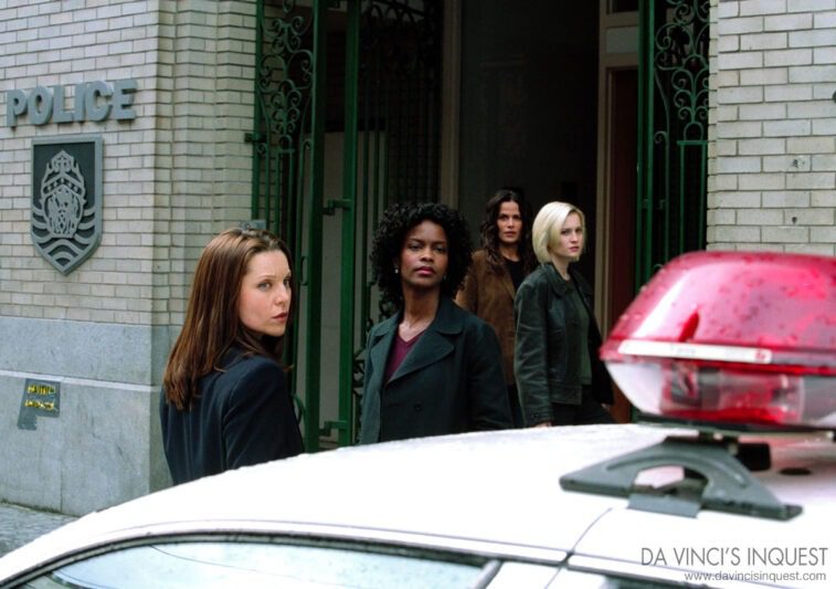 Da Vinci's Inquest promotional image of Sarah-Jane Redmond as Sgt. Kurtz with her fellow detectives.