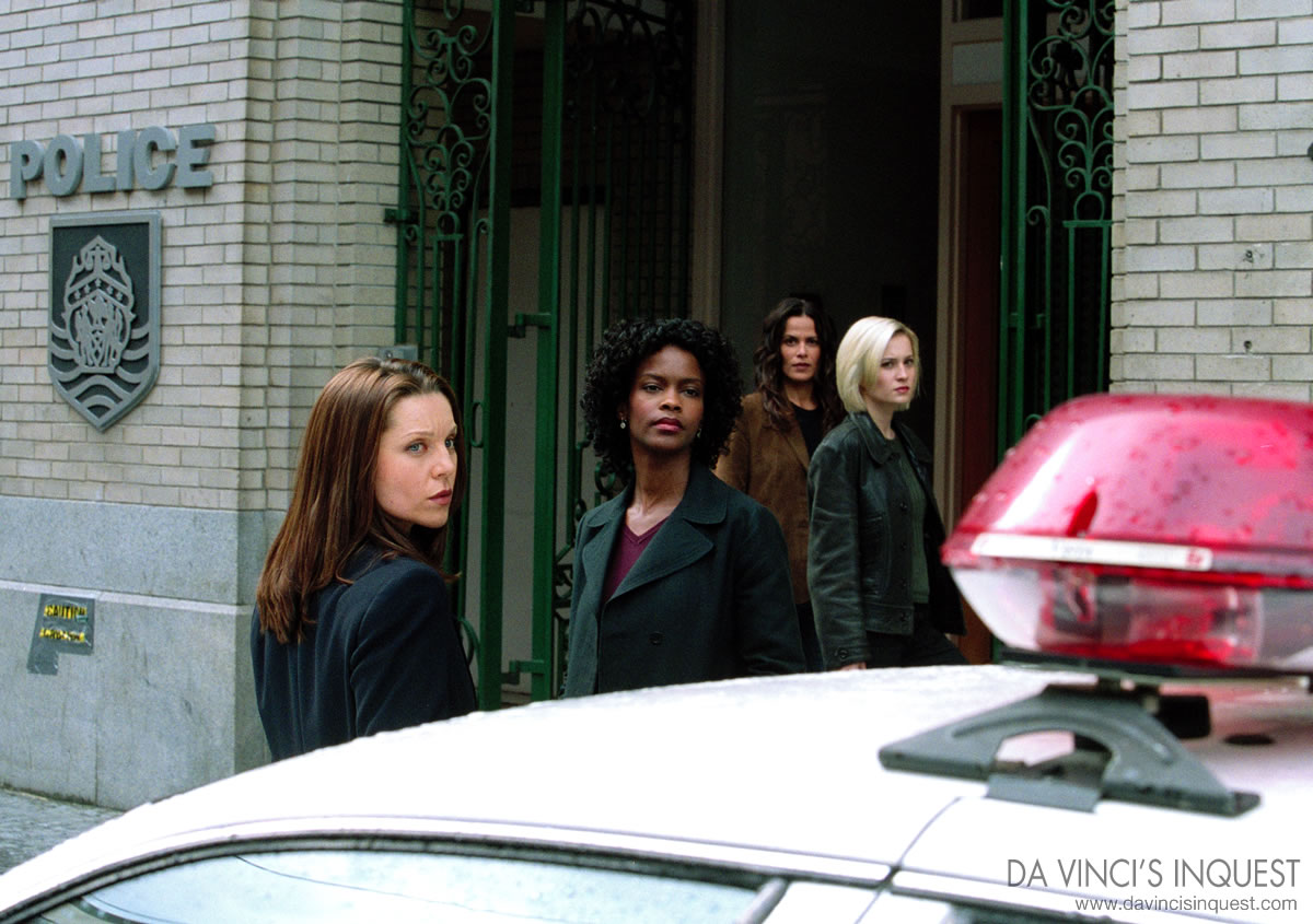 Da Vinci's Inquest promotional image of Sarah-Jane Redmond as Sgt. Kurtz with her fellow detectives.