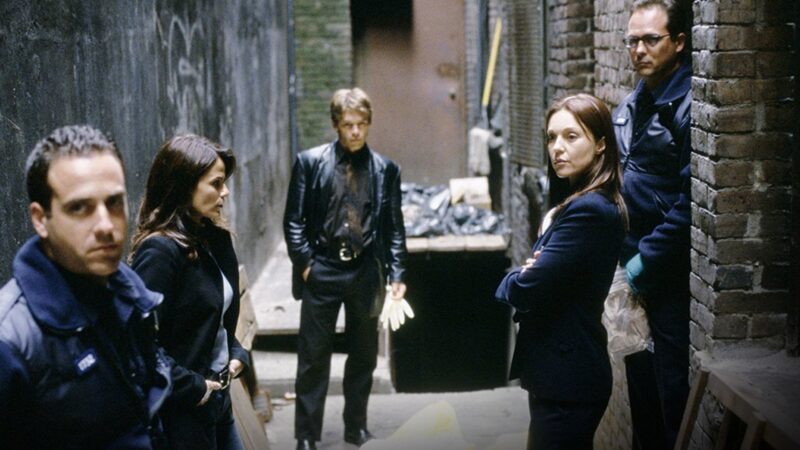 A scene from Da Vinci's Inquest episode A Big Enough Fan.