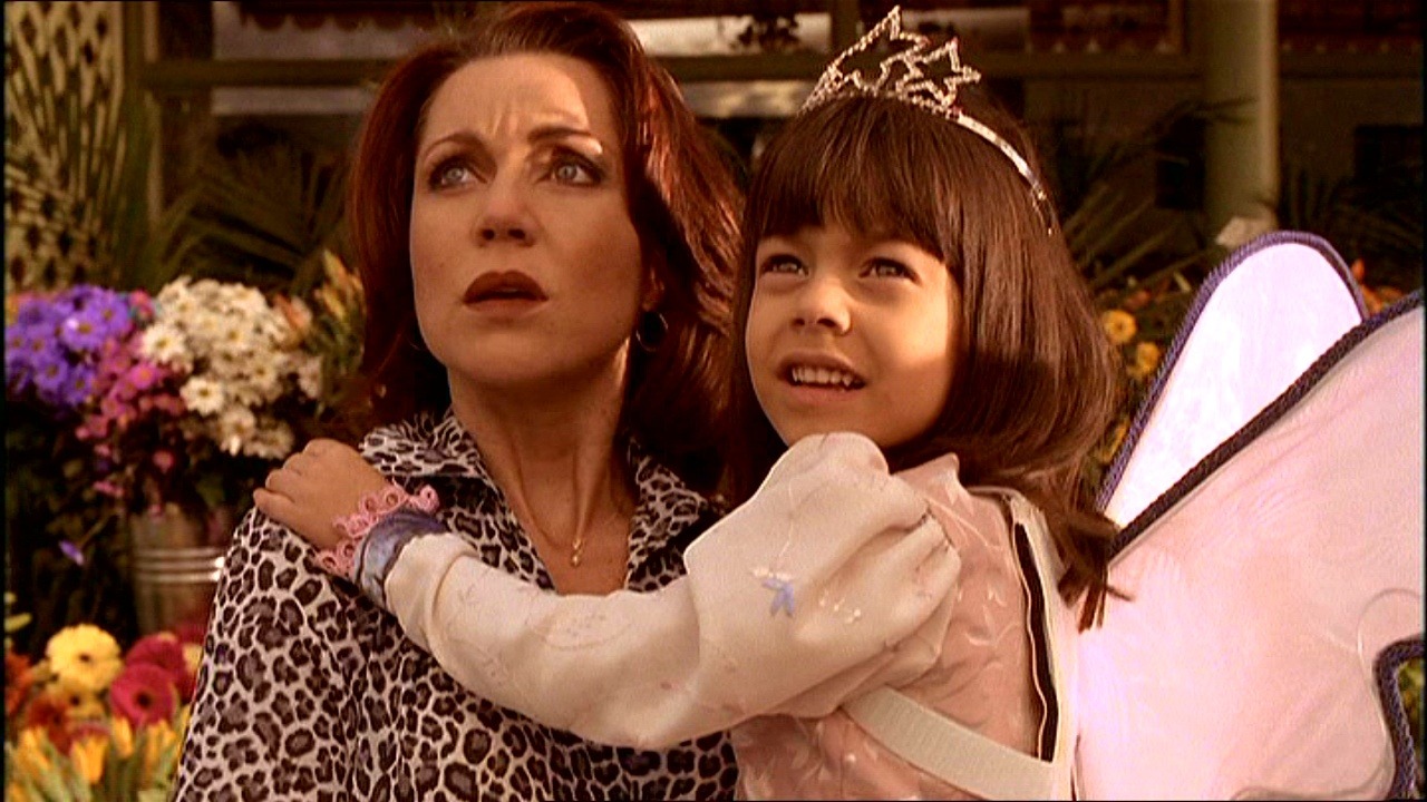 Sarah-Jane Redmond as Smallville's Nell Potter holding young Lana Lang (Jade Unterman).