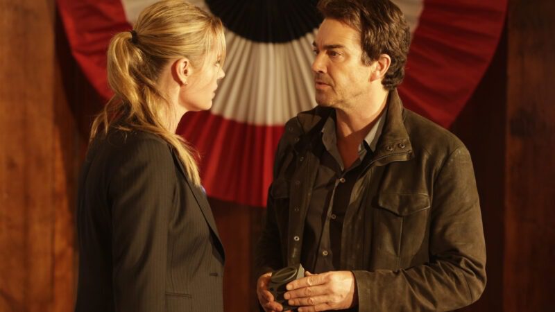 A scene from King and Maxwell a featuring Rebecca Romijn as Michelle Maxwell and Jon Tenney as Sean King (TNT).